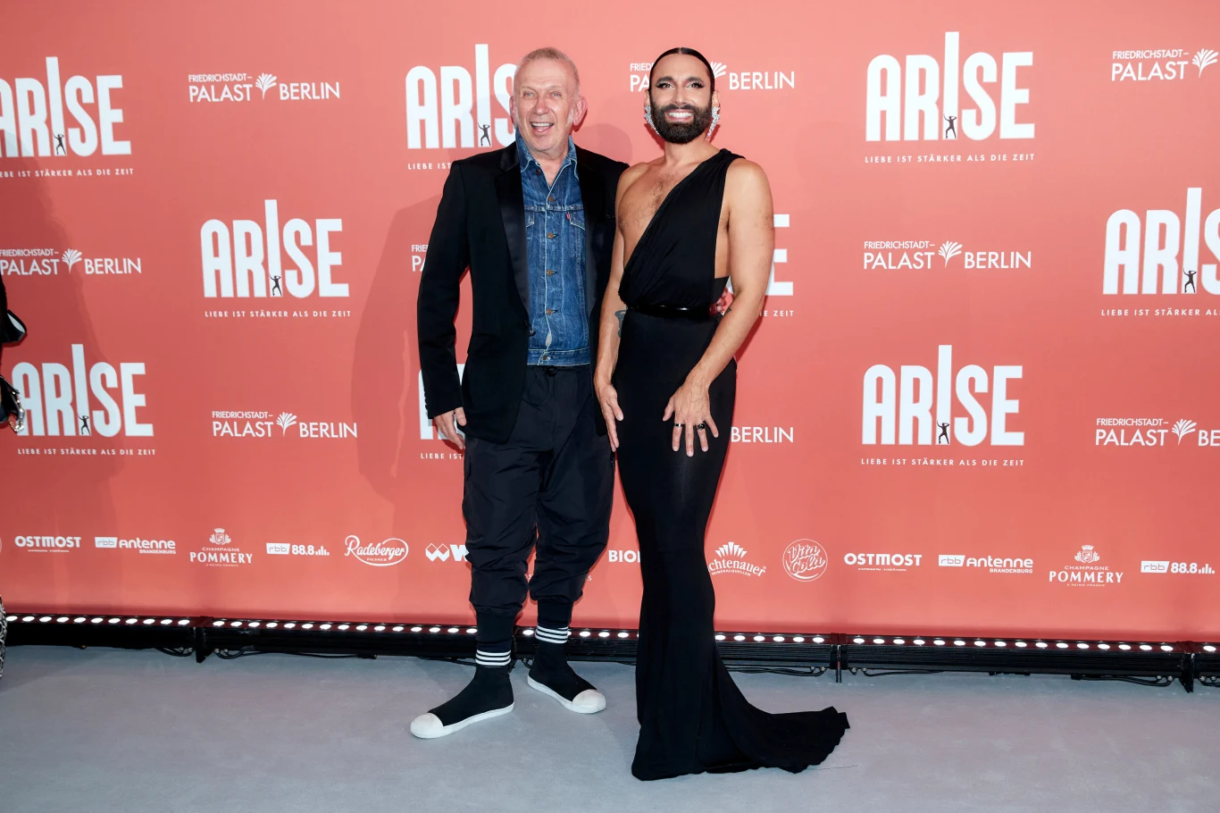Na swoim Instagramie Conchita Wurst często rozmawia ze swoimi fanami, prezentując nowy wizerunek. Jednym z jego elementów są krótkie włosy, często farbowane na różne kolory.