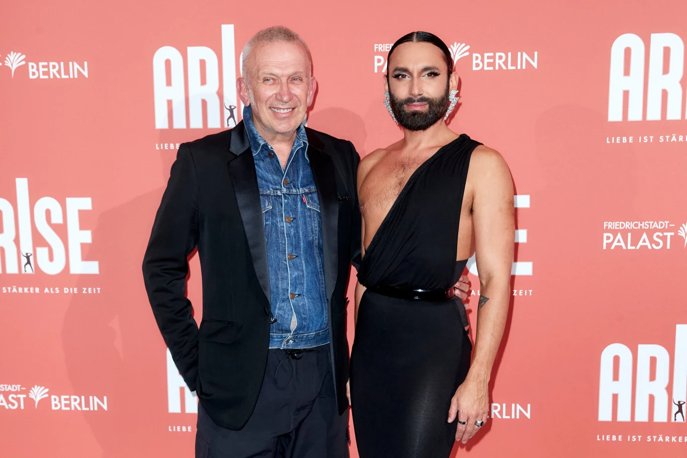 W niemieckim Friedrichstadt-Palast Conchita pojawiła się w towarzystwie twórcy perfum Jean Paula Gaultiera.