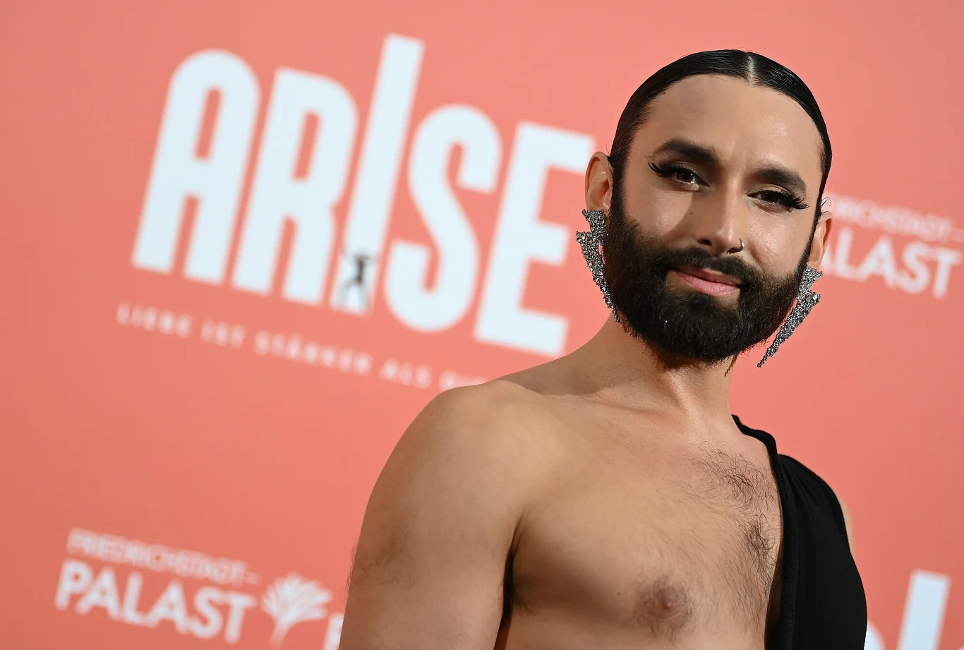 Conchita Wurst zdobyła sławę w 2014 roku po wygranej Konkursu Piosenki Eurowizji z utworem "Rise Like a Phoenix".