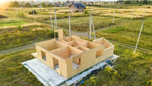 "Domy budowane najczęściej na kredyt, okażą się niesprzedawalne, ich właściciele będą tracić swój prywatny kapitał"