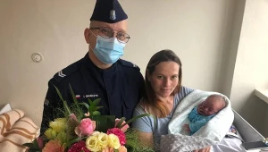 Starszy sierżant  Ireneusz Iwańczyk  z Igorem i jego matką (Źródło: KWP zs. w Radomiu)