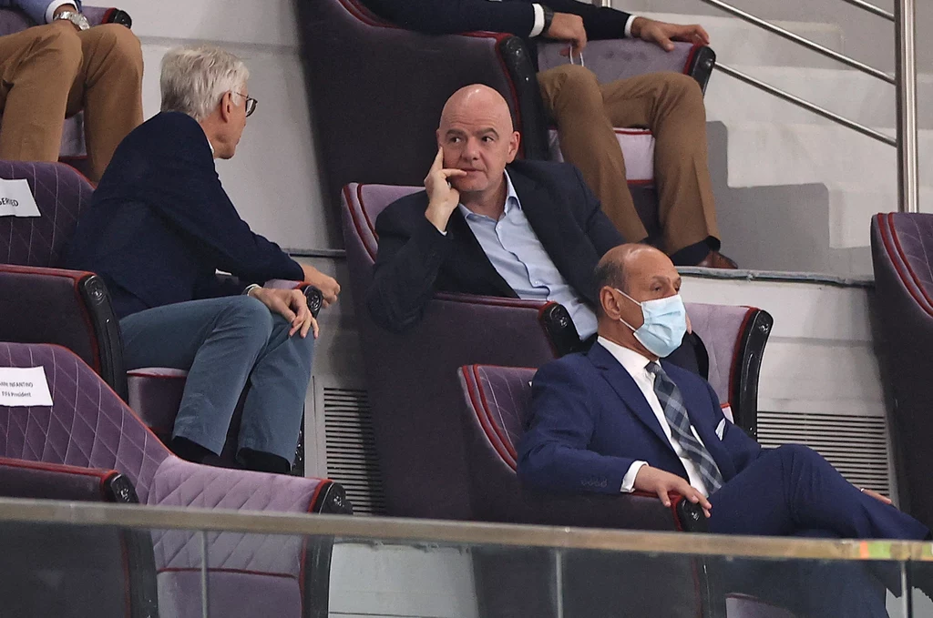 Arsene Wenger (z lewej) i Gianni Infantino (bez maski), szef FIFA