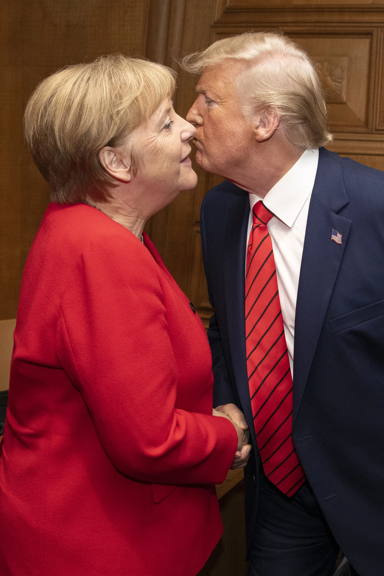 Angela Merkel i Donald Trump. Kolor czerwony to synonim siły i niezłomności, dlatego politycy chętnie po niego sięgają