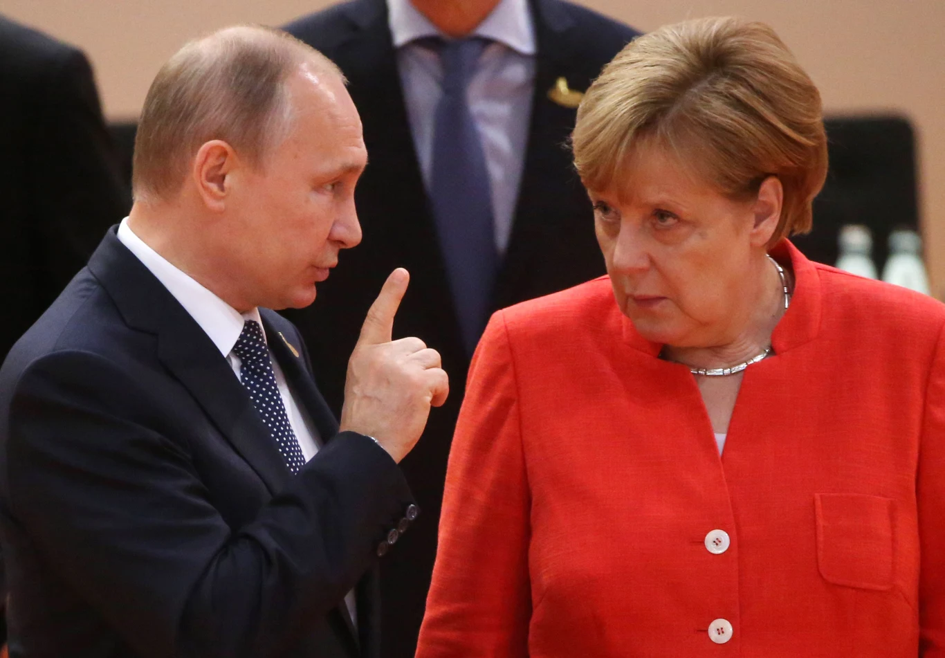 Na spotkania z przywódcami państw Angela Merkel często wybierała czerwone stylizacje