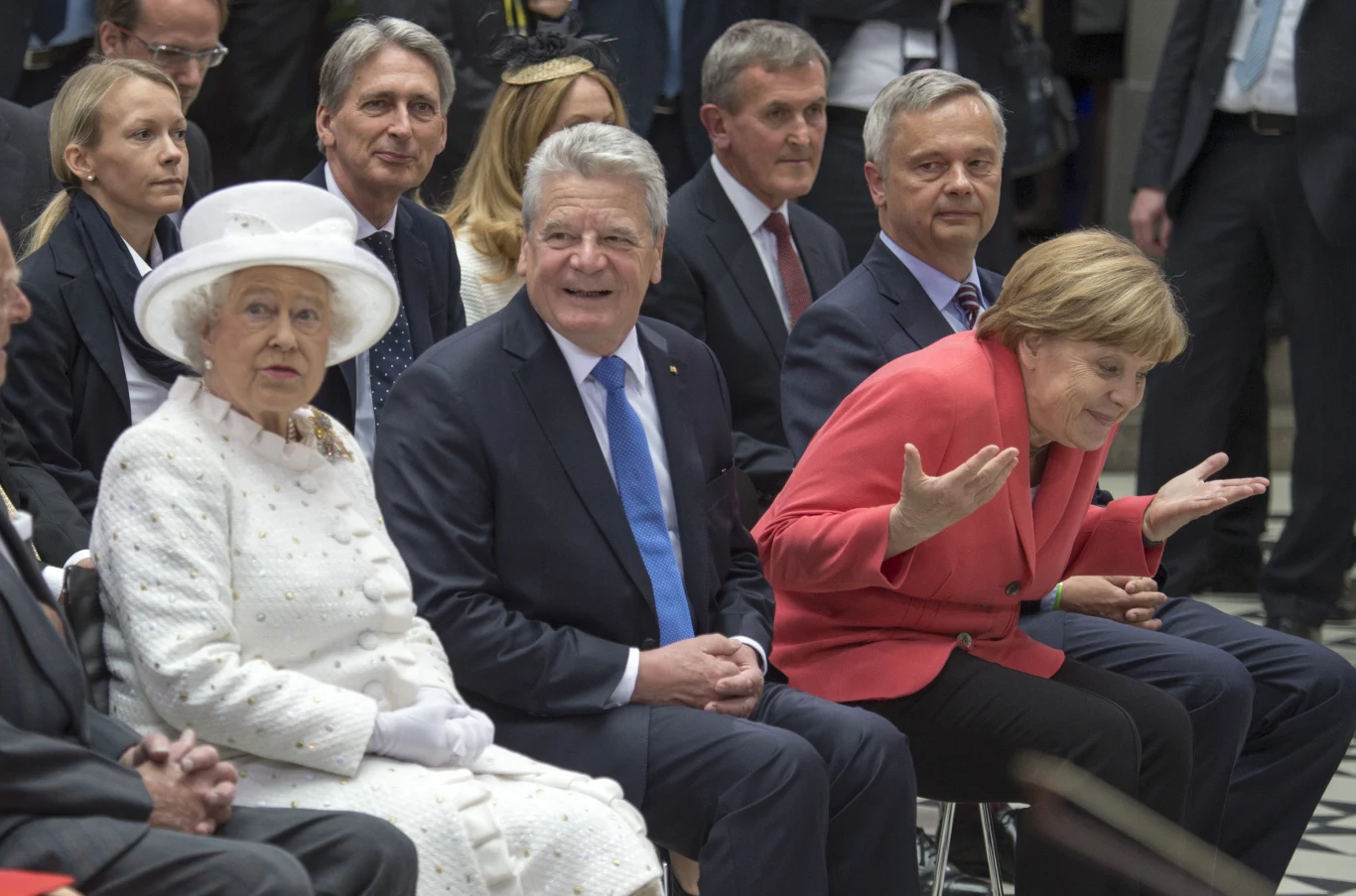 Angela Merkel słynie z poczucia humoru. I choć kontroluje ułożenie dłoni, bywają momenty, w których zachowuje się spontanicznie