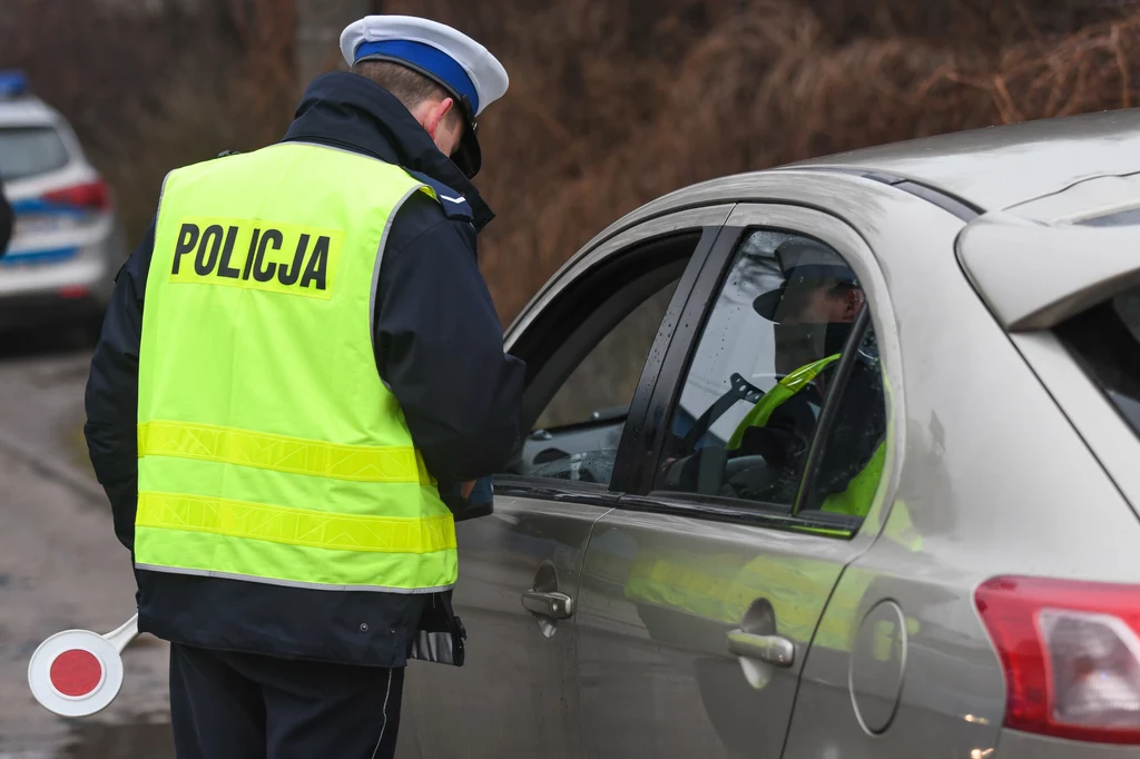 Zamiast mandatów policjanci dają pouczenia. Warto przypomnieć, że taką możliwość policjanci mają zawsze, jednak rzadko z niej korzystają, jeśli nie protestują