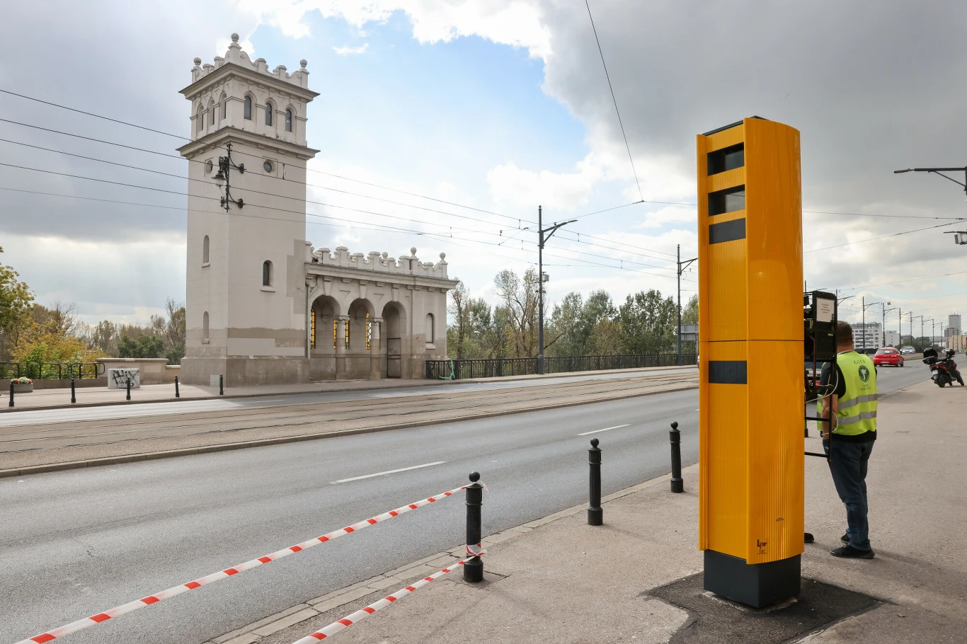 Fotoradary, które postawiono na zabytkowym moście, wzburzyły wiele osób. Ostatecznie mają zostać usunięte... za ponad 2 lata Fotoradary, które postawiono na zabytkowym moście, wzburzyły wiele osób. Ostatecznie mają zostać usunięte... za ponad 2 lata