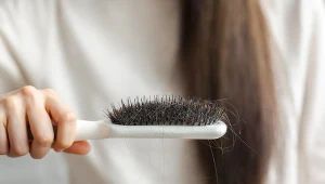 Kiedy w naszej diecie jest zbyt dużo tłuszczów, włosy stają się słabsze i wypadają