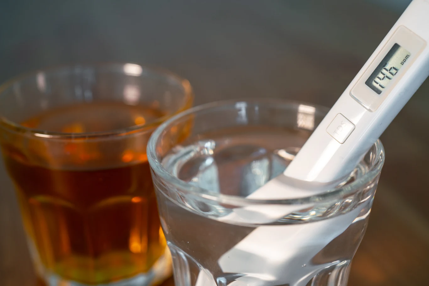 Przygotowując zdrowotny napój, warto sięgnąć po lekko podgrzaną wodę