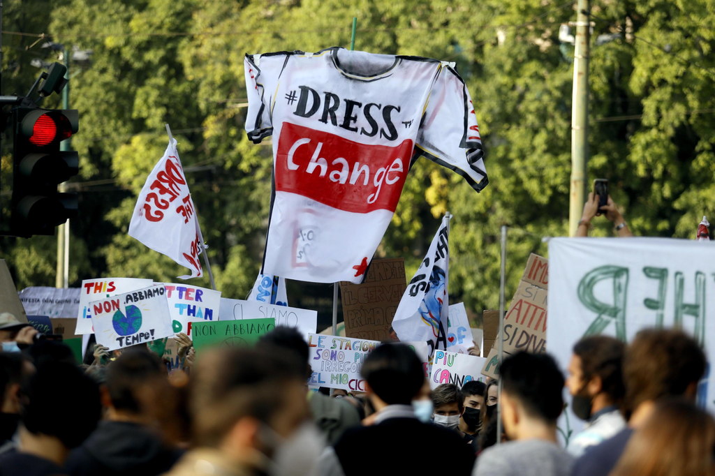 Protest aktywistów klimatycznych w Mediolanie, Włochy. 