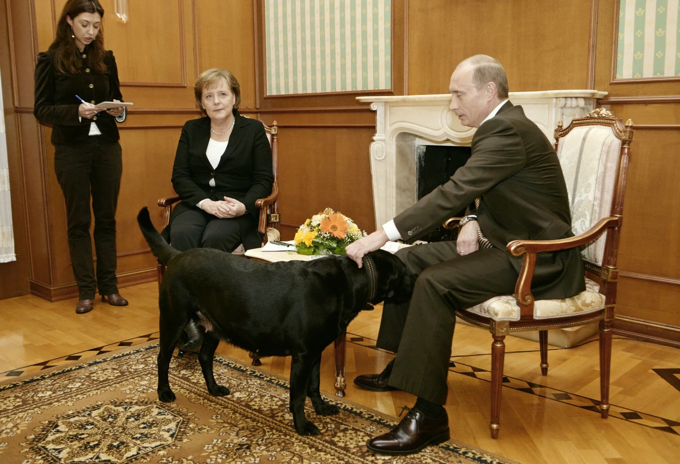 Gdy Angela Merkel i Władimir Putin zasiedli przy kominku, nagle do pokoju wpadła czarna labradorka Koni Gdy Angela Merkel i Władimir Putin zasiedli przy kominku, nagle do pokoju wpadła czarna labradorka Koni