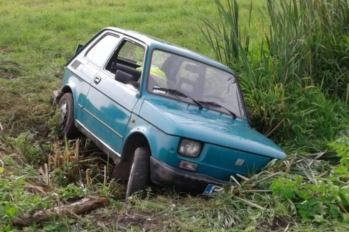 16-latkowie zakończyli jazdę w rowie