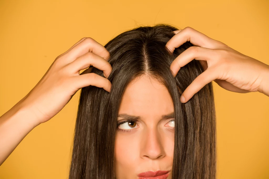 Do szybkiego przetłuszczania się włosów mogą przyczyniać się m.in. wahania hormonalne