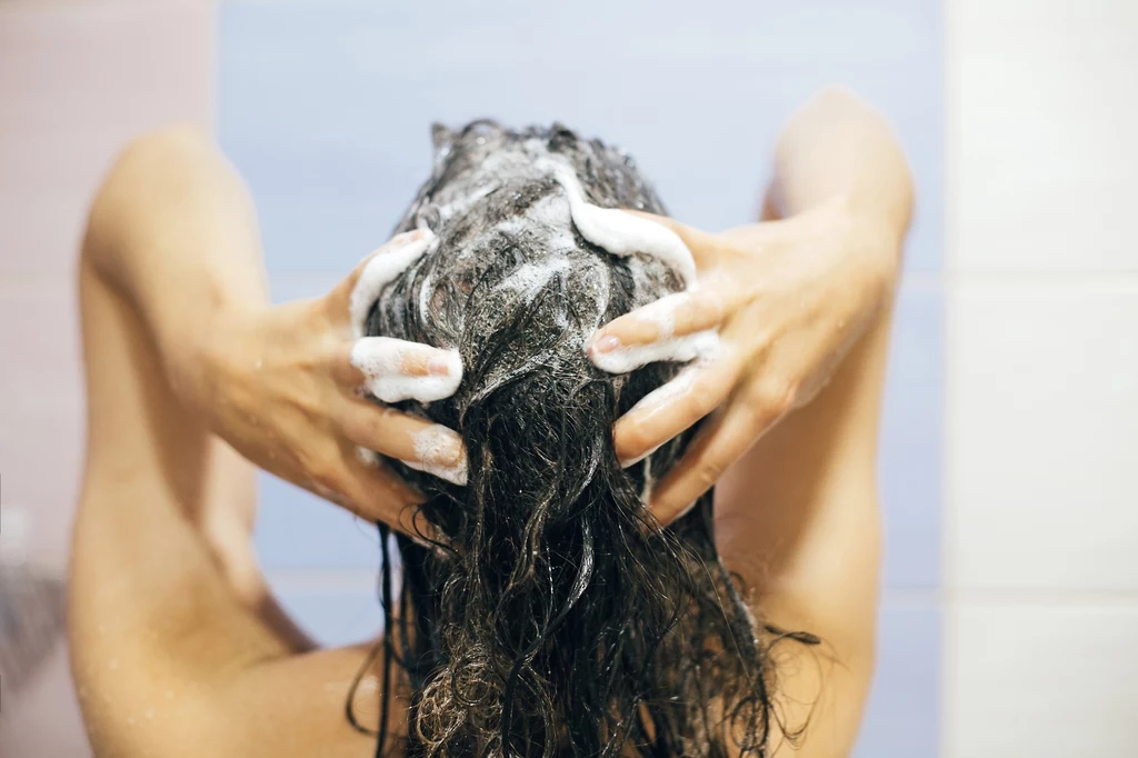 By pozbyć się problemu szybko przetłuszczających się włosów, należy unikać mocnych szamponów