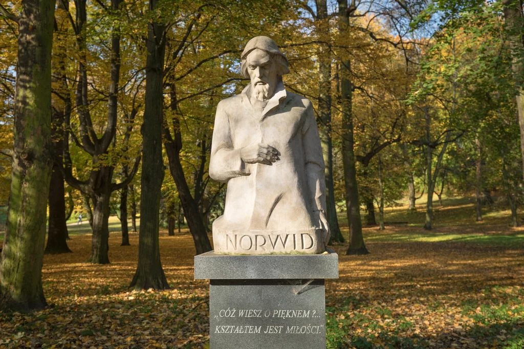 Cyprian Kamil Norwid, pomnik w Łazienkach Królewskich Cyprian Kamil Norwid, pomnik w Łazienkach Królewskich