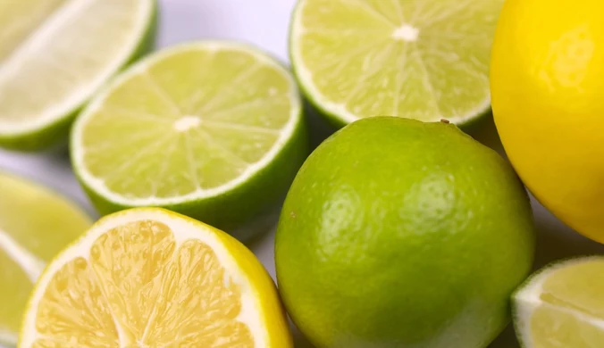 Przygotowujesz lemoniadę? Nie wyciskaj nigdy cytrusów na pełnym słońcu!