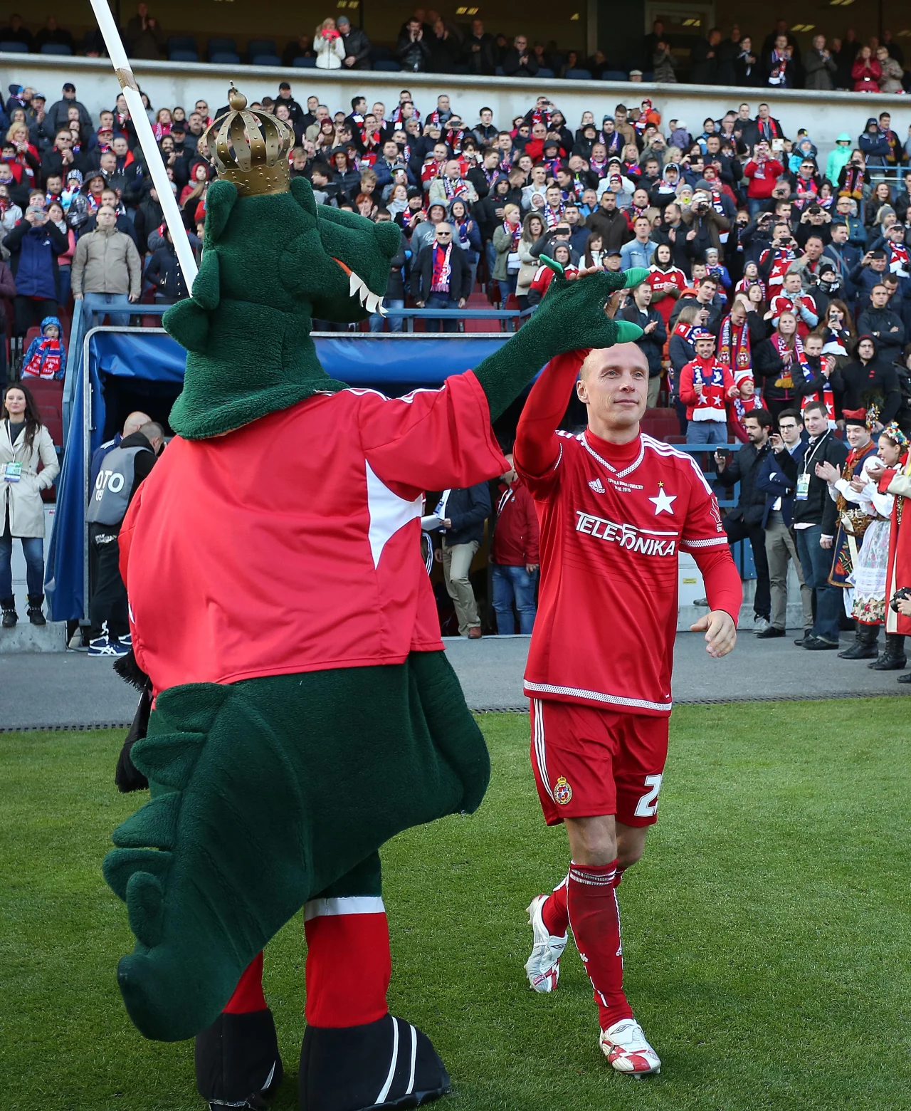 Olgierd Moskalewicz z wiślackim smokiem podczas uroczystego meczu Gwiazdy dla Białej Gwiazdy 10 października 2015 r.
