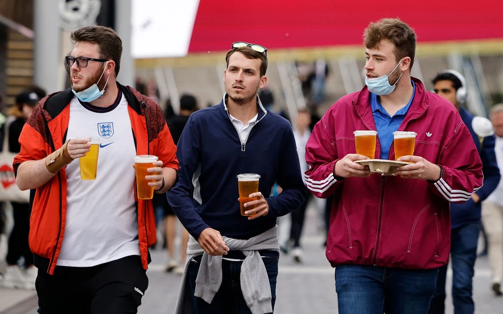 Angielscy fani przed stadionem Wembley podczas Euro 2020
