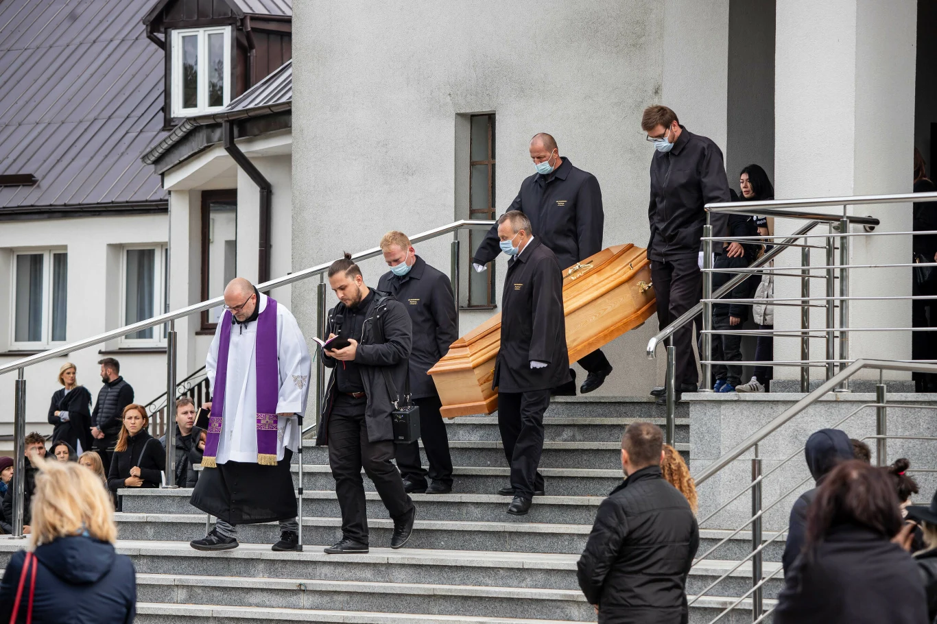 Ostatnie pożegnanie odbyło się w Kościele Parafialnym w Karakulach. Raper został pochowany na Cmentarzu Parafialnym. 