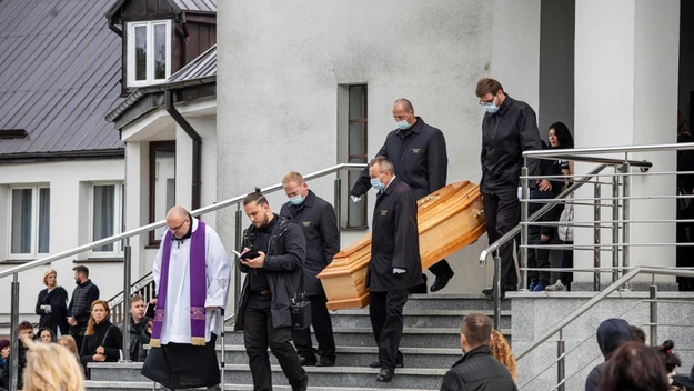 Ostatnie pożegnanie odbyło się w Kościele Parafialnym w Karakulach. Raper został pochowany na Cmentarzu Parafialnym. 