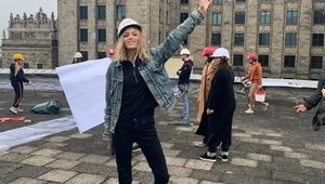 Wyklejają portretami dach Sali Kongresowej. W akcję zaangażowała się Anja Rubik