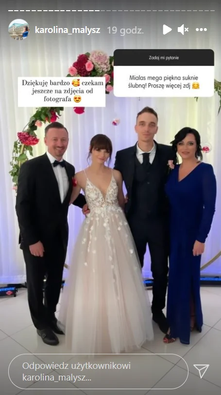 Karolina Małysz z mężem i rodzicami /https://www.instagram.com/karolina_malysz/ Karolina Małysz z mężem i rodzicami /https://www.instagram.com/karolina_malysz/