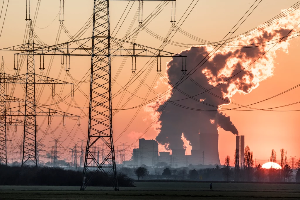 Linie energetyczne w pobliżu elektrowni w Sinnersdorf w Nadrenii Północnej-Westfalii. Fot. Jan Tepass / imageBROKER 