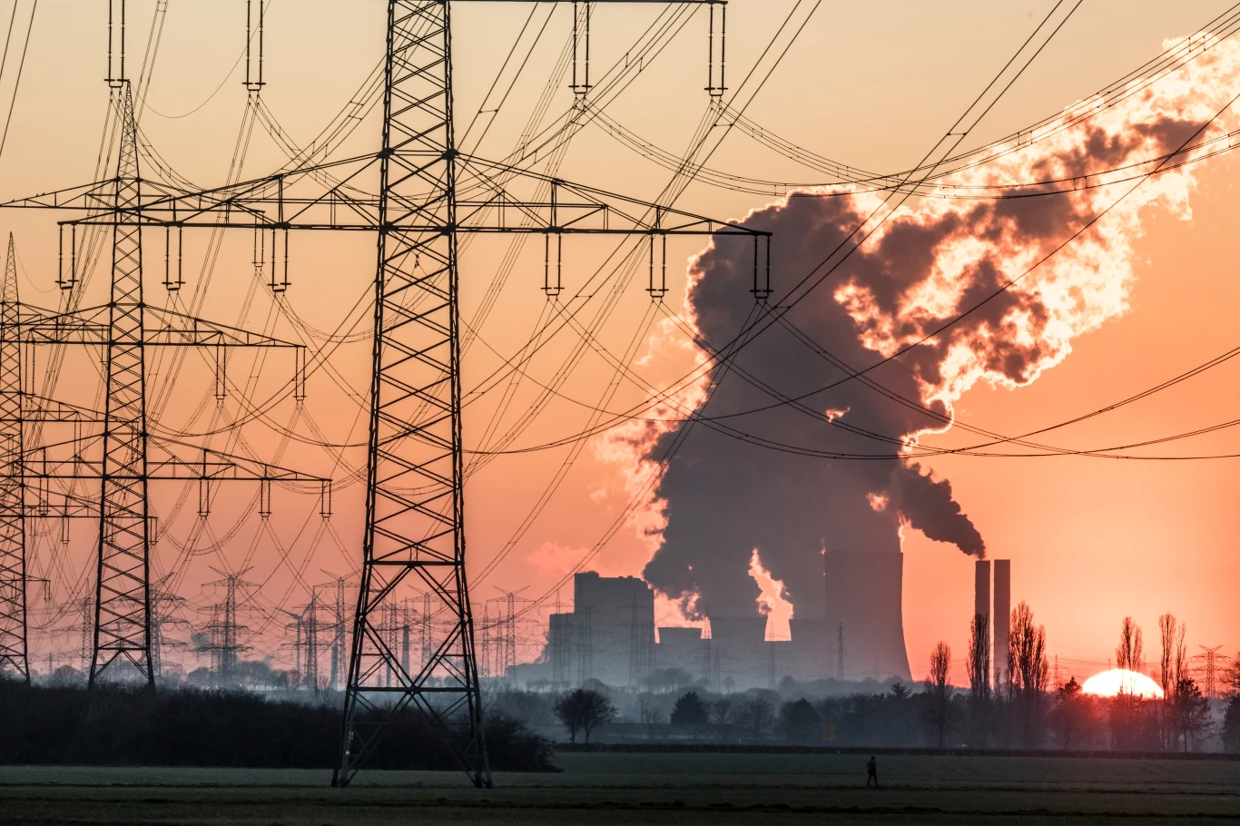 Linie energetyczne w pobliżu elektrowni w Sinnersdorf w Nadrenii Północnej-Westfalii. Fot. Jan Tepass / imageBROKER Linie energetyczne w pobliżu elektrowni w Sinnersdorf w Nadrenii Północnej-Westfalii. Fot. Jan Tepass / imageBROKER