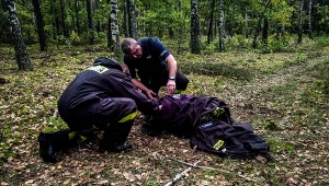 Leżącą w trudno dostępnym terenie 86-latkę znaleźli dzielnicowi szukający jej na quadach