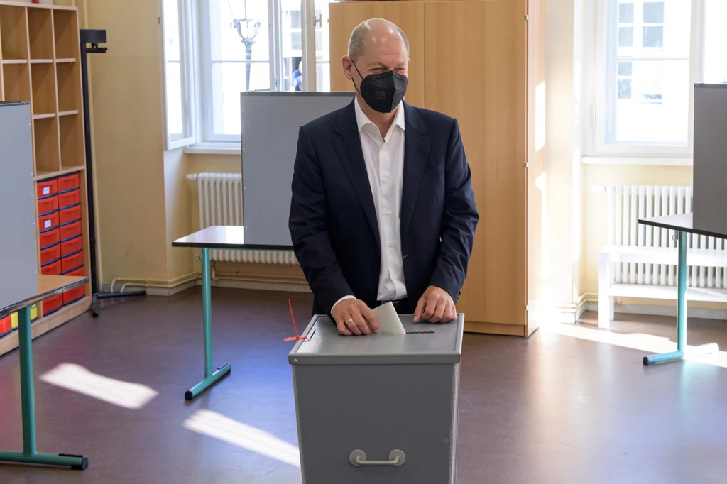 Scholz, który ma duże szanse na zostanie następcą Angeli Merkel, głosował w swoim okręgu wyborczym w Poczdamie. Po raz kolejny zaapelował do wyborców, by poszli do urn. Scholz, który ma duże szanse na zostanie następcą Angeli Merkel, głosował w swoim okręgu wyborczym w Poczdamie. Po raz kolejny zaapelował do wyborców, by poszli do urn.