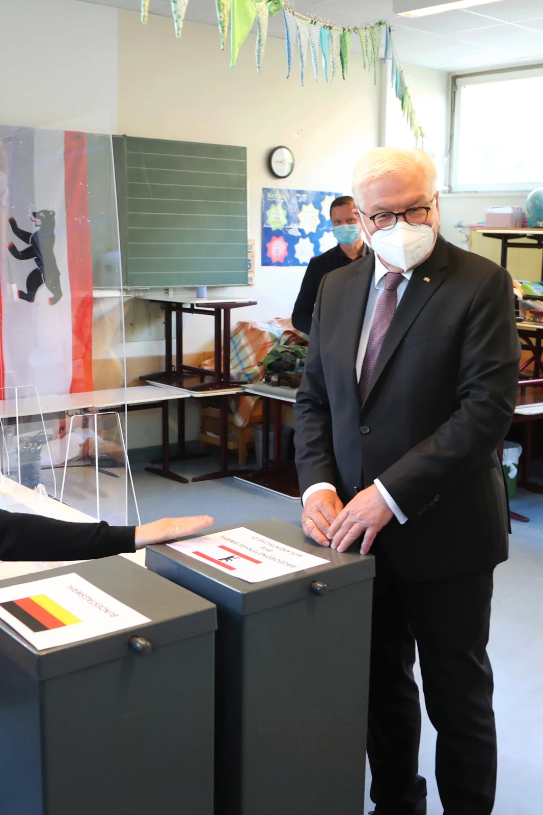 Prezydent Niemiec Frank-Walter Steinmeier oddał głos w punkcie wyborczym w szkole w Berlinie Prezydent Niemiec Frank-Walter Steinmeier oddał głos w punkcie wyborczym w szkole w Berlinie