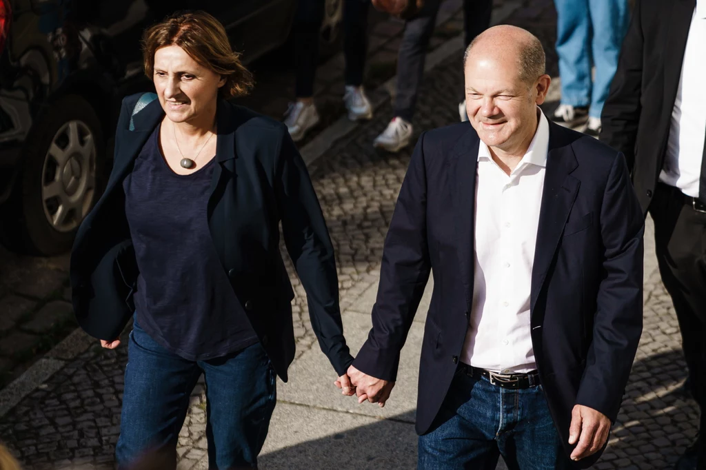 Scholz przyszedł do lokalu z żoną Brittą Ernst, brandenburską minister oświaty Scholz przyszedł do lokalu z żoną Brittą Ernst, brandenburską minister oświaty