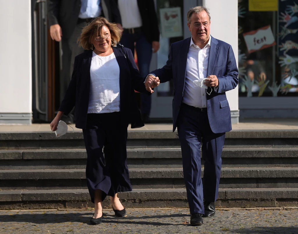 - To jest dzień, w którym nie politycy mówią, ale wyborcy - powiedział kandydat Unii CDU/CSU po oddaniu głosu. - To jest dzień, w którym nie politycy mówią, ale wyborcy - powiedział kandydat Unii CDU/CSU po oddaniu głosu.