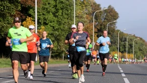 Biegacze na trasie w Warszawie