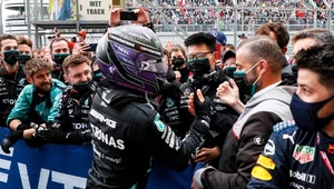 Lewis Hamilton świętuje triumf w Grand Prix Rosji