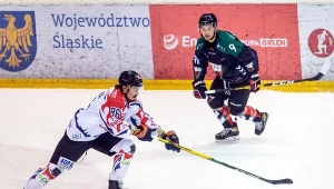 Hokeista drużyny Energa Toruń Lauri Huhdanpaa (z lewej) i Christian Mroczkowski z zespołu GKS-u Tychy