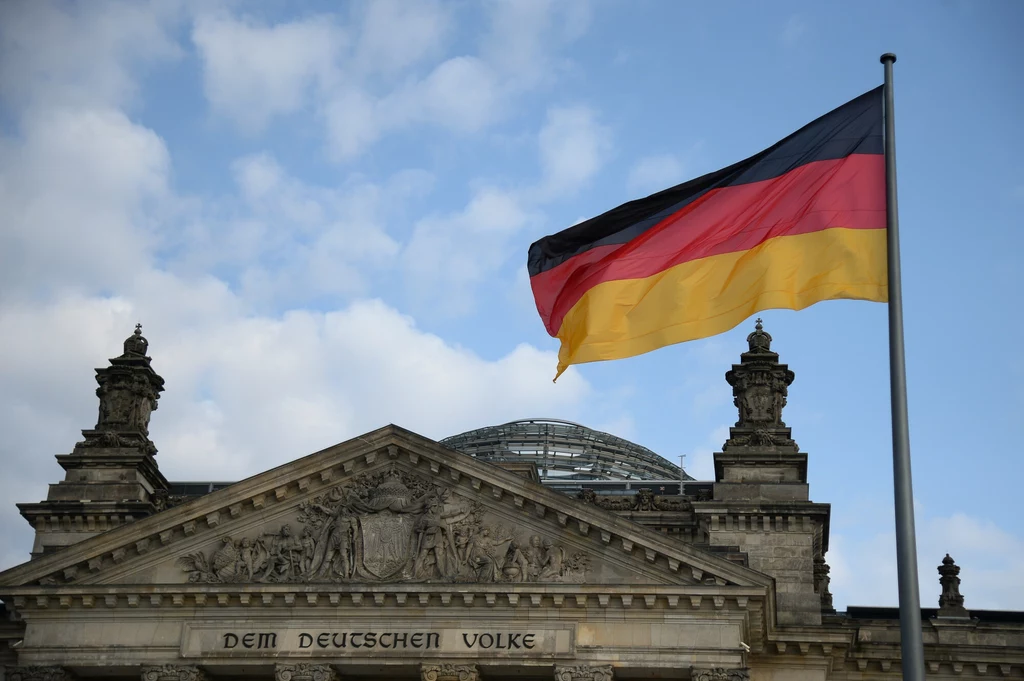 Flaga Niemiec nad Bundestagiem.