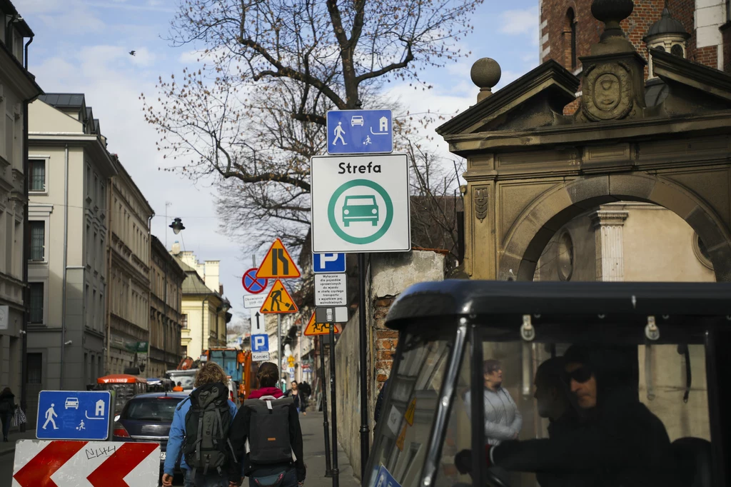 Jedyna w Polsce Strefa Czystego Transportu działała przez krótki czas na krakowskim Kazimierzu. Usunięto ją po licznych protestach.