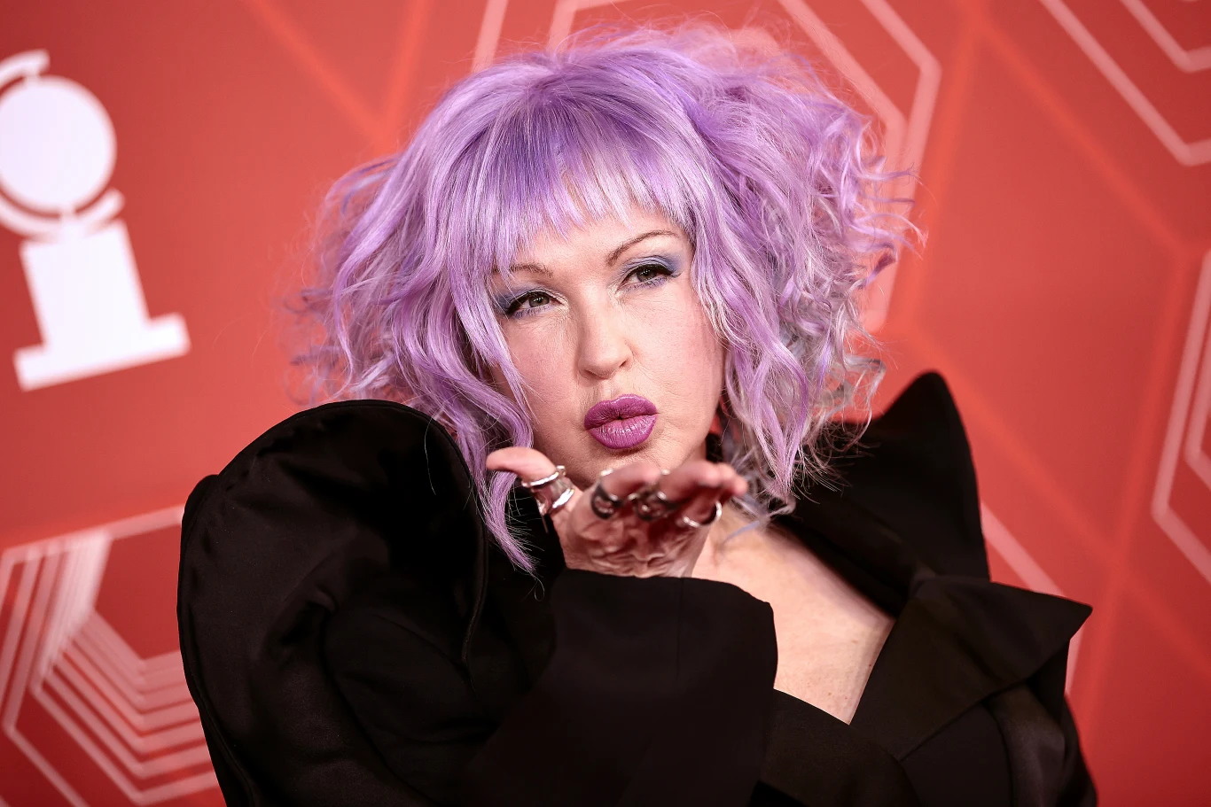 Cyndi Lauper często pojawia się na ściankach, a czasem podczas plebiscytów wręcza nagrody zwycięzcom. Tak wyglądała podczas nagród Tony 2021, które rozdano 26 września 2021 roku.