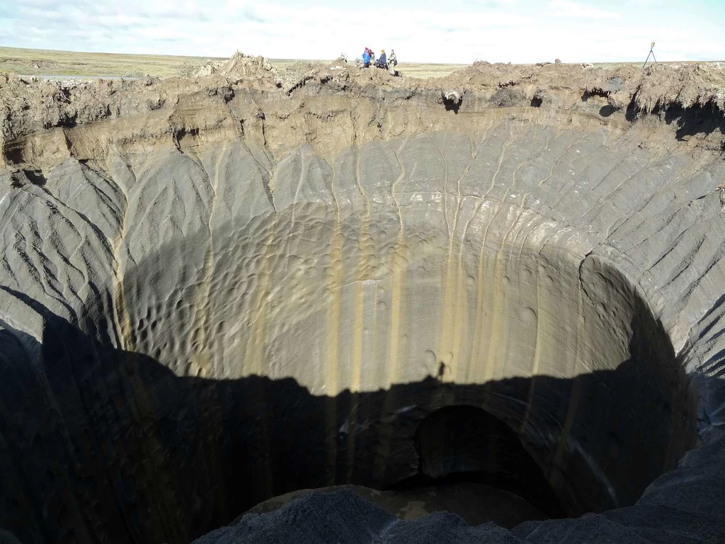 Wlot do krateru na Półwyspie Jamalski. Dopiero ostatnio ustalono, jak powstają. Fot. VASILY BOGOYAVLENSKY