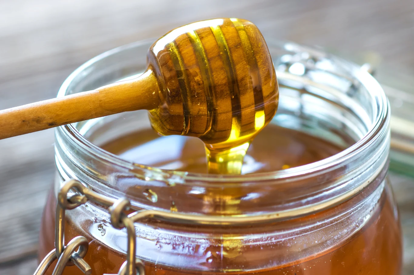 Miód w połączeniu z octem balsamicznym i masłem sprawi, że uzyskamy pyszną galurę, w której wykapiemy naszą wątróbkę Miód w połączeniu z octem balsamicznym i masłem sprawi, że uzyskamy pyszną galurę, w której wykapiemy naszą wątróbkę