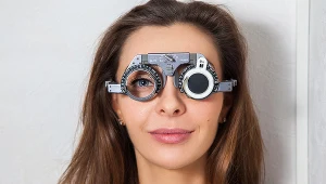 Głównym objawem astygmatyzmu jest zniekształcone i/lub rozmyte widzenie