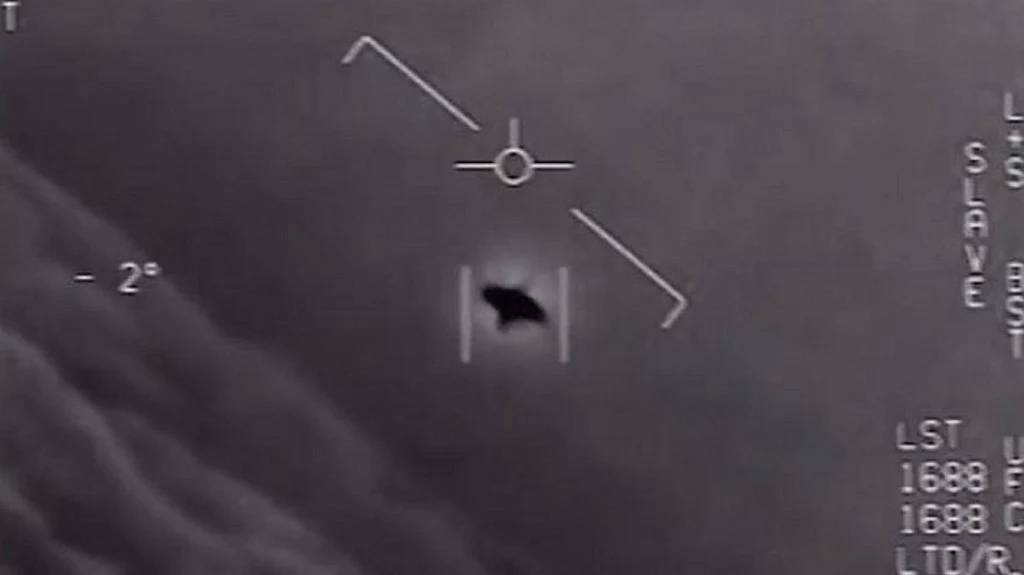 Pentagon upublicznił kolejny film ze spotkania myśliwców z UFO