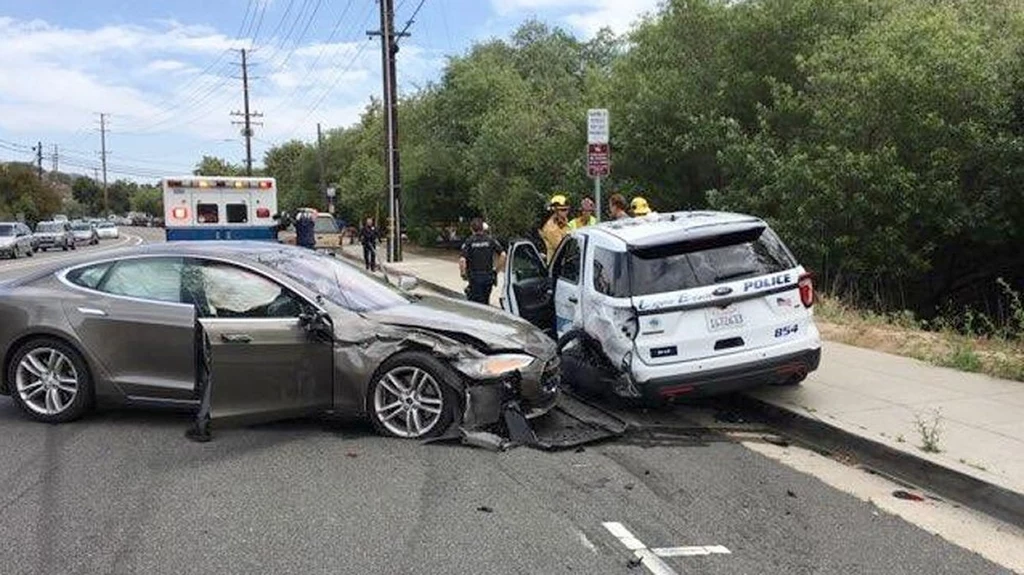 Tesla zderzyła się z wozem policyjnym. Pojazdy półautonomiczne są porażką