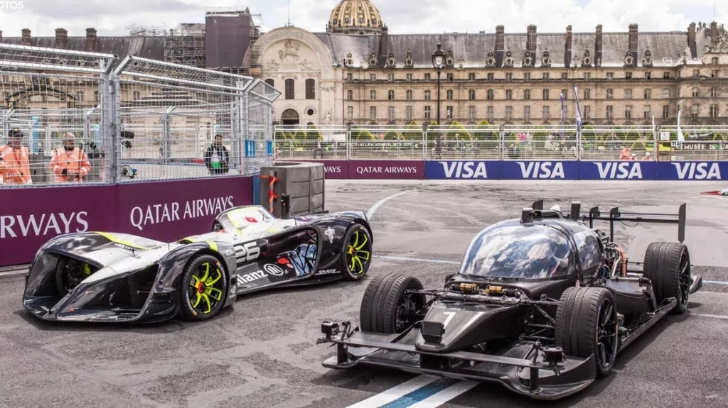 Autonomiczny bolid Roborace kontra profesjonalny drifter. Jak myślicie, kto wygrał?