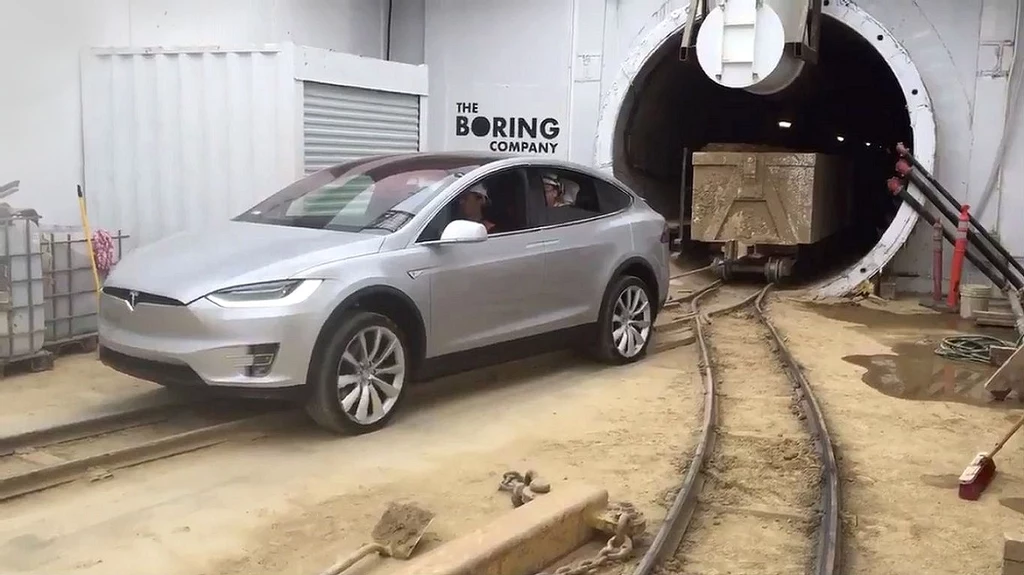 Elon Musk pokazał Model X pędzący w podziemnym tunelu pod Los Angeles