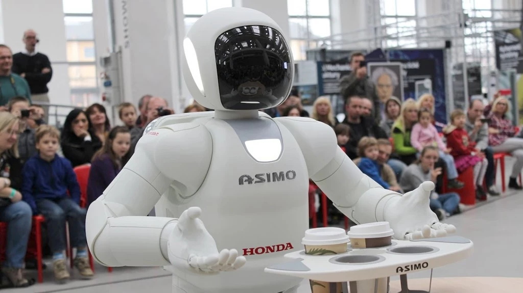 Koniec słynnego robota Asimo od Hondy, który grał w piłkę z Obamą i tańczył z Merkel