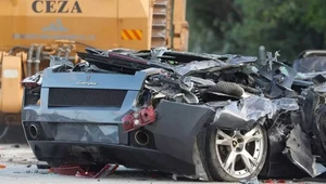 Buldożer zmasakrował auta od Porsche i Lamborghini na oczach prezydenta