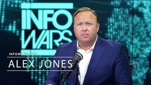 Alex Jones, słynny łowca teorii spiskowych, został uznany za siewcę fake newsów