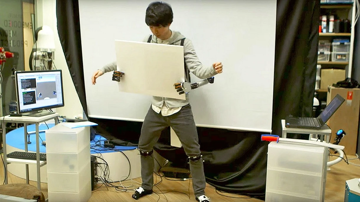 Tak wygląda życie z dwiema dodatkowymi robotycznymi kończynami Tak wygląda życie z dwiema dodatkowymi robotycznymi kończynami